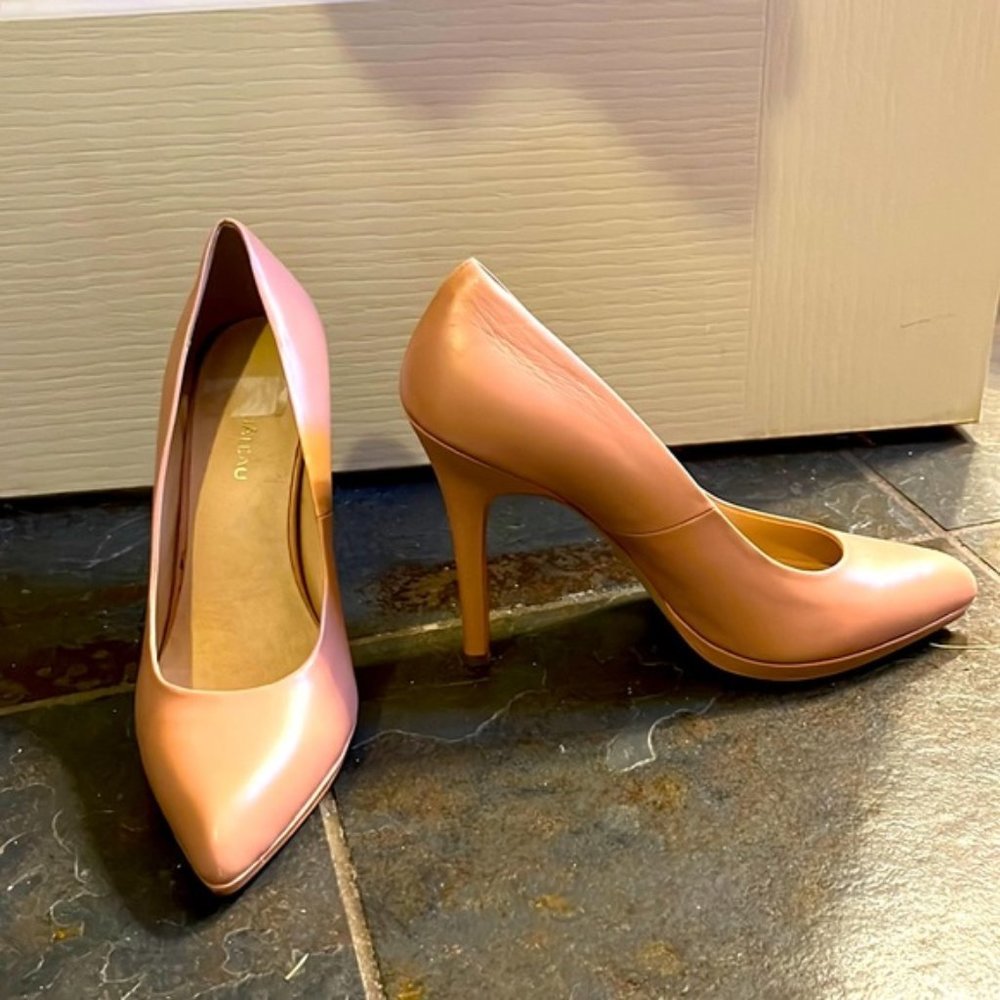 BOGO FREE ALL ITEMS new Le chateau pinkish nude leather heels size 8 no box